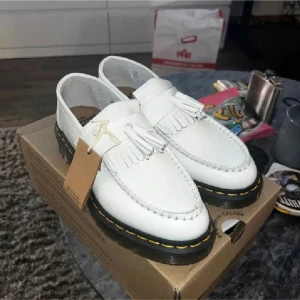 Dr martins och bape timberlands  - Stilrena vita loafers med fransdetalj och robust sula. Perfekta för en elegant look.