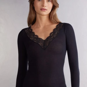 Svart Intimissimi med spets  - Svart Intimissimi topp i spets, säljer då den inte kommer till användning 💗använd 1-2 gånger💗pris kan diskuteras 