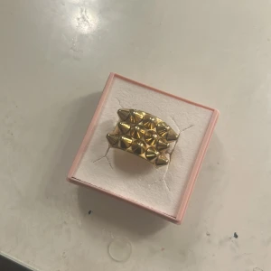 Guldfärgad ring med nitar - Snygg guldfärgad ring med flera nitar i en unik design. Perfekt för att ge din outfit en fin touch💕