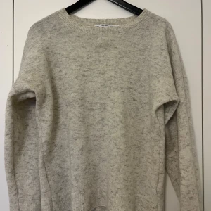Jumper, & other stories, L, ull/mohair - Grå-beige jumper i ull och mohair från & other stories i storlek L. I mycket fint skick.                               33% ull, 32% mohair, 32% polyamide och 3% elastan.                                Längd ca 62 cm, byst ca 55 cm, midja ca 47 cm och ärmlängd mätt från kragen ca 70 cm.