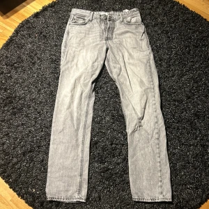 Grå Jack & Jones jeans - Snygga o stilrena grå jeans från Jack & Jones.  Passar perfekt till allt o lätta att styla!                            W30/L34                                                                            Knappt använda!