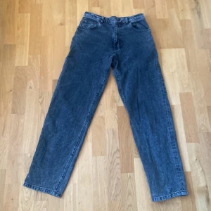 Gråsvarta jeans från Woodbird - Snygga gråsvarta jeans från Woodbird. Storleken är 28/32 och passformen är straight fit. Skicket är som nytt, ser inte använda ut överhuvudtaget. Pris kan diskuteras vid snabb affär! 