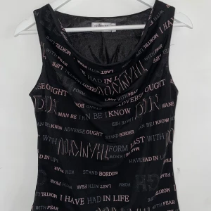 Topp - Supercool topp som går att ha både till fest och vardags. I storlek 42 men passar från 34-42 beroende på hur man vill att den ska sitta