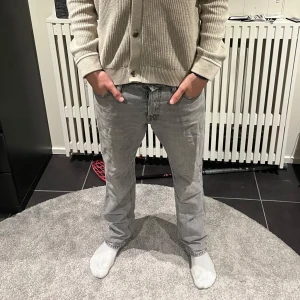 Jack & Jones jeans - Säljer dessa snygga jeans då dom inte kommer till användning, är använda men fortfarande bra skick! Nypris: 600, mitt pris: 300, priset kan diskuteras. Storlek 31/32