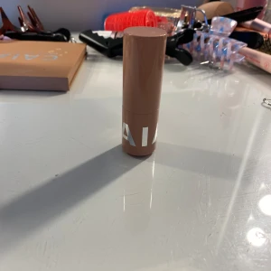 Beige läppstift från CAIA - Snyggt beige läppstift från CAIA med en stilren förpackning. Perfekt för en naturlig look och enkel att applicera. Kompakt design som är lätt att ta med sig. Bara använd på handen, nypris 225kr säljer för 70