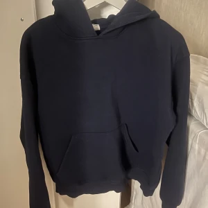 Hoodie och byxor Gina tricot  - Säljer mitt marinblåa set från Gina tricot. Tröjan är i strl xs och byxorna är i strl xxs men skulle säga att de passar en xs. Man får både hoodie och byxor för 350kr. Det går att köpa separat för 200kr/plagg. 