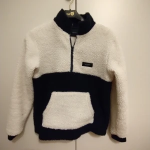 Vit Pile Peak Performance Jacka I Stl 160 - Jättefin vit peak performance jacka perfekt för vinter dagar. Den är i bra begagnat skick.