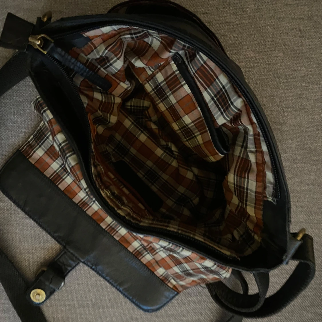 Svart axelväska med rutigt foder - 91