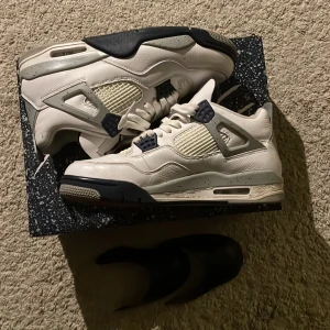 Jordan 4 midnight navy - Tjena, säljer dessa jordans efter att jag har växt ur dem. Skick 8,5/10 eftersom att jag har målat på dom av någon konstig anledning. Det på skosnörena har jag fått bort efter att ha tagit bilden och det andra går även bort med lite skrubb. Box och crease skydd ingår. Pris ej hugget i sten.Skriv för funderingar. 