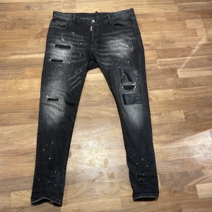 Dsquared 2 jeans - Tjena, säljer nu dessa dsquared 2 jeans eftersom det ej är min stil längre och vill bli av med det. Köpt på thernlunds. Har kvar påse men saknar dock kvitto. Tveka inte på att skriva privat för fler frågor! (Byten tas emot )! 