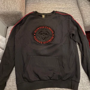 Glorious Gangsta - Säljer en svart sweatshirt från Glorious Gangsta, den är ganska använd och inte i bästa skicket darför priset är så lågt.