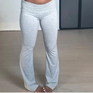 Grå mjukisbyxor - Snygga och bekväma grå mjukisbyxor med bootcut-stil. Perfekta för en avslappnad dag hemma eller en promenad i parken. Byxorna har en lågmidjad design som ger en modern look.