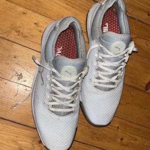 Golfskor Puma - Snygga vita golfskor från Puma, kom om för fler frågor