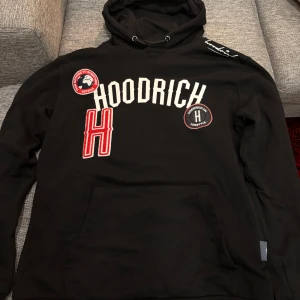 Svart hoodie från Hoodrich - Säljer min svarta hoodrich tröja som inte använda längre, den är använd men inte i dåligt skick. Pris kan diskuteras