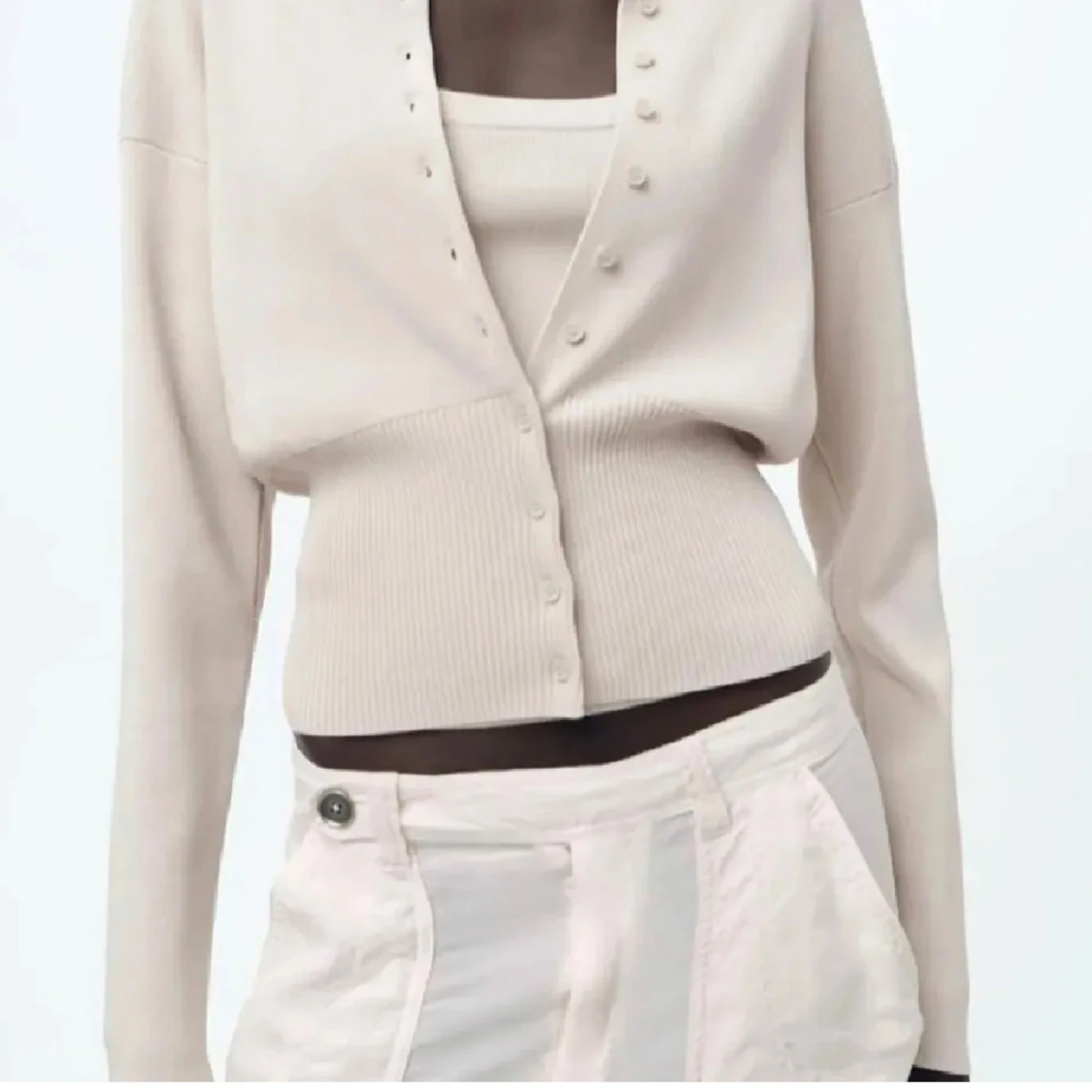 Beige kofta med knappar