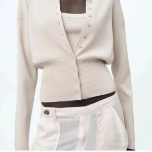 Beige kofta med knappar - Snygg beige kofta med knappar framtill ifrån Zara! Den har en croppad passform och långa ärmar. Använd 2-3 ggr💗