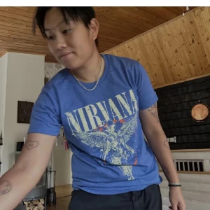 Nirvana t-shirt  - Säljer en blå t-shirt med Nirvana-tryck från EMP. Köpt från herravdelningen för 269 kr. Endast använd en gång men för liten storlek! 🩵🫐 köp via köp nu!