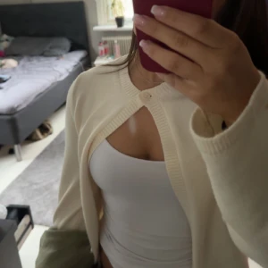 Beige stickad kofta från Gina Tricot  - Endast använd en gång. 