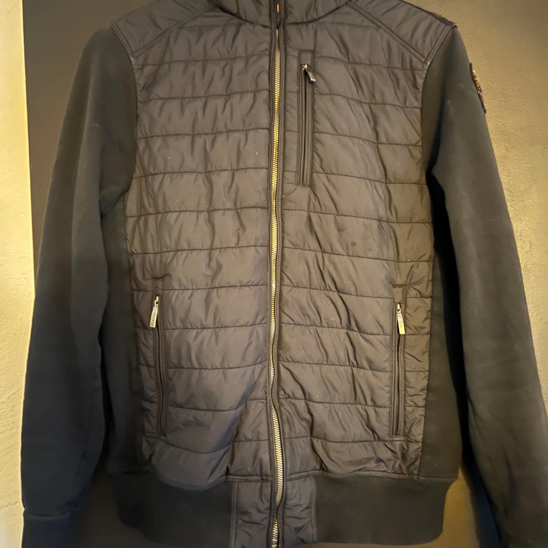 Svart quiltad jacka med huva