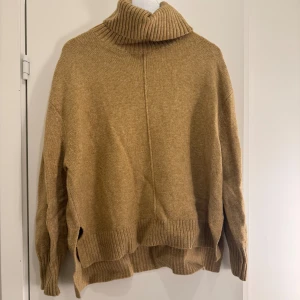Stickad tröja - Stickad tröja i en brun/beige färg, lik bilden men inte riktigt lika ”gul” aktig i verkligheten. Se ungefärlig färgskillnad på sista bild i jämförelse med andra färger. Storlek M men passar mig som är XS-S men funkar utmärkt för M också. Dock aldrig använd endast testad.