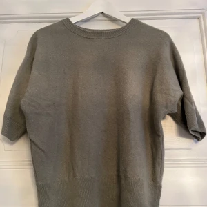 Ljusgrön kashmirtröja från H&M - Ljusgrön tröja i 100% kashmir från H&M. Storlek M men passar också S, fint skick 