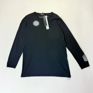 Stone Island shadow project - Stone Island shadow project Storlek:XL  Tag medföljer Skick:8/10 finns ett litet hål under armhålan syns ej vid användning  300+ recensioner finns Vid frågor eller funderingar skicka ett pm