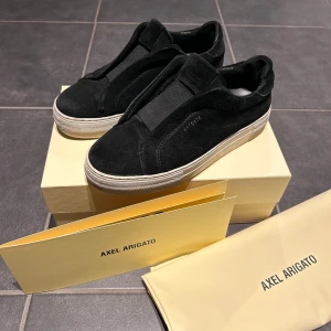 Axel Arigatos storlek 37 - Svarta Axel Arigato i storlek 37.   Skorna kommer med box med mera.  Köpt på deras hemsida för 2 500kr.