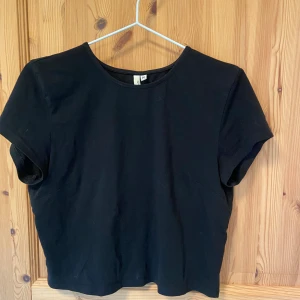 Kort t-shirt😍 - Snygg kort t-shirt, använd max 5 gånger så i bra skick!!🤩🤩