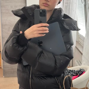 Massimo Dutti jacka  - Super fin jacka.  Är de någon som vill byta min S till en Xs, färg spelar ingen roll🩷 Köpa går också bra🫶🏻