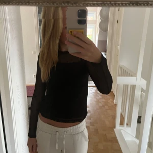 Svart meshtröja med stjärnor från Lindex - Säljer en cool svart meshtröja från Lindex med stjärnmönster. Perfekt för en festlig look! Tröjan är långärmad och har en tight passform. Passar bra till både vardag och fest. 🖤
