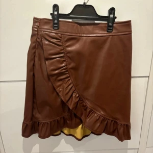 Två oanvända kjolar  - Helt nya beställt från shein säljer de pga storlek ändering en storlek xs och andra S säljer båda för 40