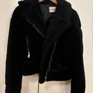 teddyjacka - jättefin jacka som jag tröttnat på, använd många gånger från nakd🥰 