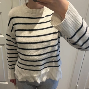 Randig stickad tröja  - Säljer min stickade tröja från Lager157! Storlek XS och sticks inte som vissa andra tröjor kan göra!