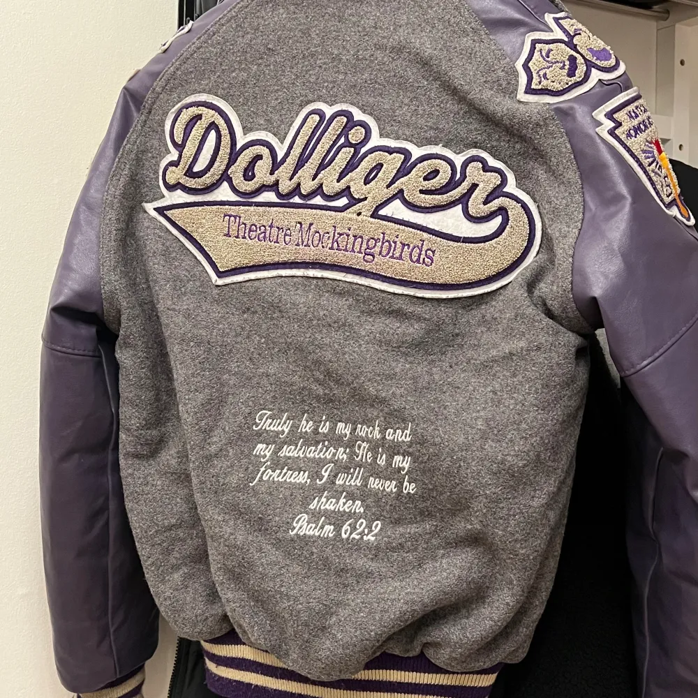 Vintage varsity jacka som är köpt utomlands med coola detaljer💜. Takit.