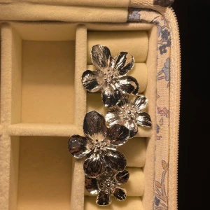 Blom örhängen - - rostfritt stål -silver 