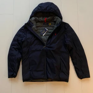 Ralph Lauren jacka (helt ny) - Tja säljer nu denna helt sprillans nya Ralph lauren jackan! Jackan är i storlek M! Jackan är helt sprillans ny med tags på! Nypris 4295kr! Raffe påse medföljer!Går att packa ihop genom fickan! Skriv vid frågor eller bilder! Vid snabbaffär=bättre pris