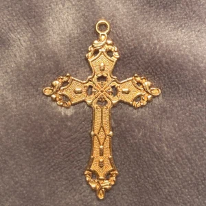Cross Pendant - Jättefint kors för att fästa på halsband eller annat smycke, perfekt skick med super fina detaljer💕