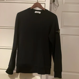 Stone island sweatshirt  - Säljer min Galet snygga stone island sweatshirt  för har växt ifrån den  , bra skick , köpt på nätet på hemsidan CareOfCarl för ungefär 3200kr mitt pris 1600kr  ,pris kan diskuteras vid snabb affär, stolek S