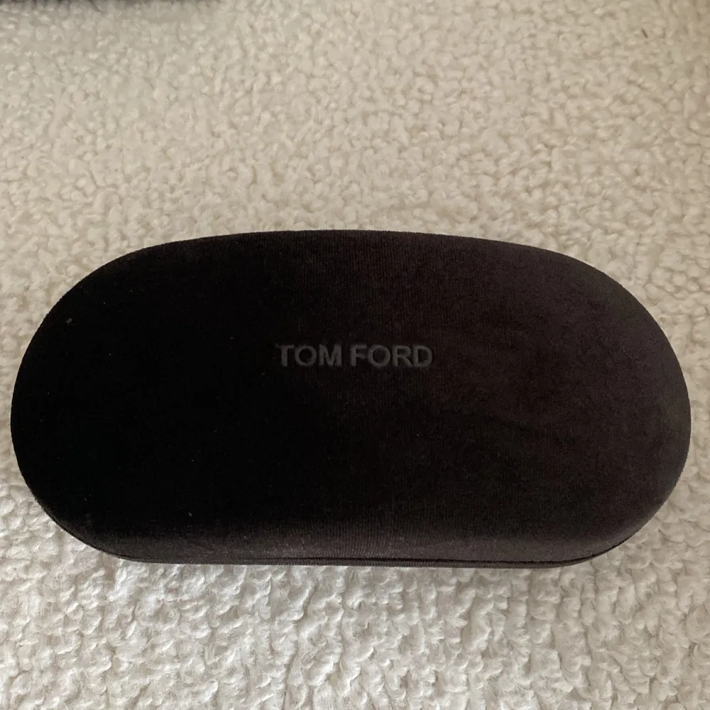 Helt nytt glasögonfodral, Tom Ford. Brun sammet. Ytterbox i brun kartong. Två helt nya putsdukar. . Accessoarer.