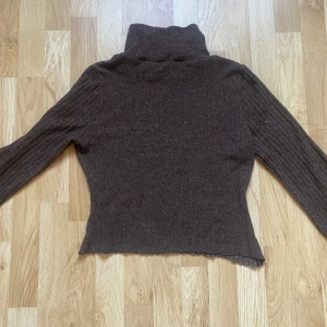 Brun polotröja  - Brun polotröja 