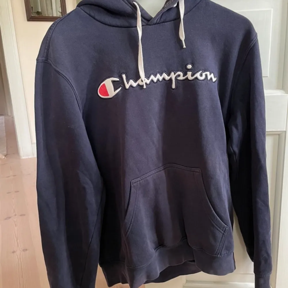 Hoodie från champion med luva. I ganska bra skick. Storlek medium men skulle även passa large. Hoodies.