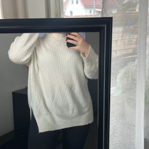 Stickad tröja - Lång stickad tröja från H&M🤍 Supermysig och skön🐚 flitigt använd men jättebra skick fortfarande, strl xs så den är oversized🕊️
