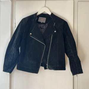 Mockajacka - Svart mockajacka i storlek M.