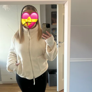 Teddy jacka vit🤍 - Säljer min knappt använda teddy jacka då jag ska köpa en storlek större💖