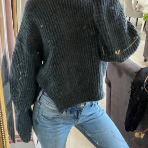Ull Tröja  - Super söt ull tröja me slit på både höger och vänster sida. Använd 1 gång. 