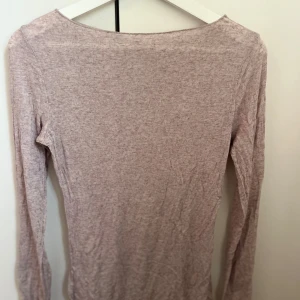 Intimissimi topp - Intimissimi topp strl L passar mindre då den lätt kan bli genomskinlig, använd fåtal gånger så nyskick ☺️