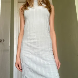 Stretchig gråblå Eytys klänning - Mid lång tight stretchig sample klänning från Eytys 