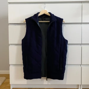 Merinoull Väst från Massimo Dutti - I toppskick, storlek M men passar mer som ett S.