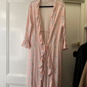 Robe Djerf Avenue  - Oanvänd morgonrock/kimono från Djerf Avenue i storlek S