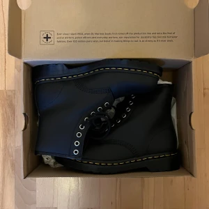 Dr Martens - ALDRIG ANVÄNDA  Jättefina Dr Martens i nyskick! Är i deras ”Genix Nappa” läder som är lite mjukare än originalet, men ser ändå ut som de klassiska kängorna! Storlek 39 Köptes förra året men blev fel storlek och jag glömde returnera de! 